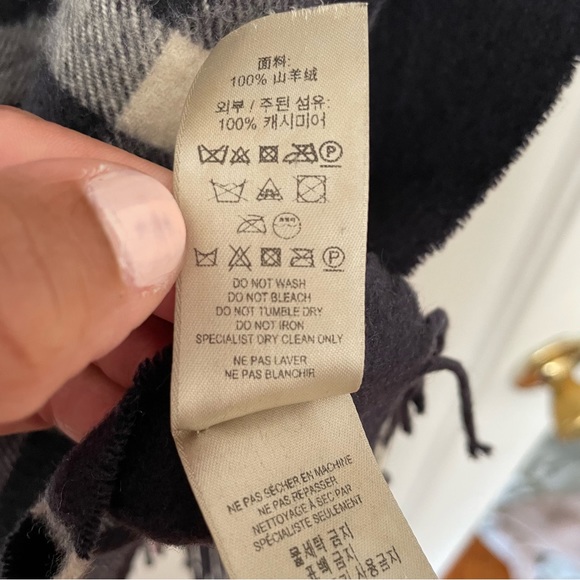Burberry Scarf - Picture 6 of 9